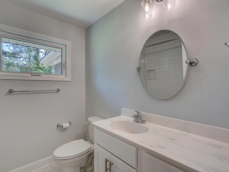 Hall Bathroom (Full Bath with Tub)