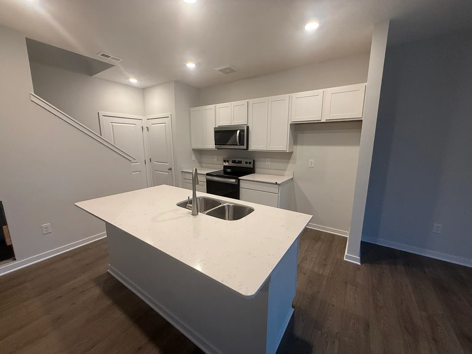 4 bed, 2.5 bath, 1811 sqft, $2,600 — Photo 3