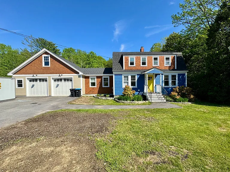 275 Middle Rd — Photo 1