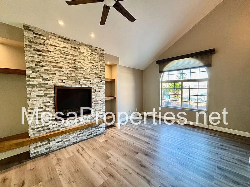 3 bed, 2.0 bath, 1993 sqft, $2,450 — Photo 3