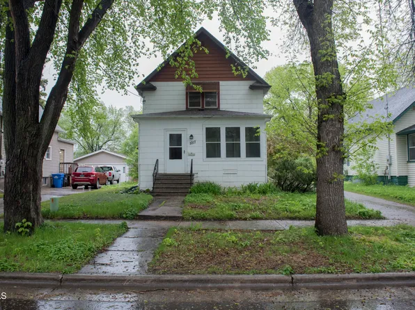 1017 12th St N, Fargo, ND 58102