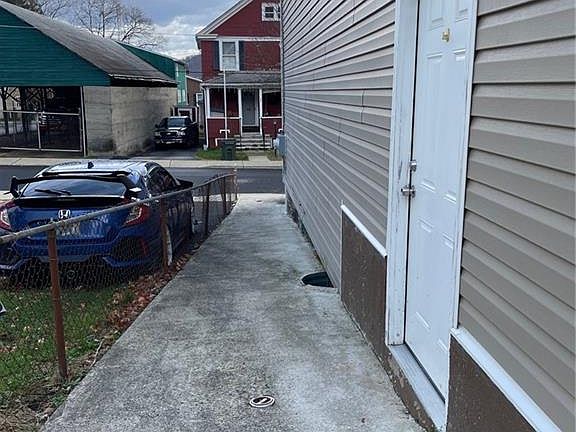 3rd image of 29 Fort Putnam St