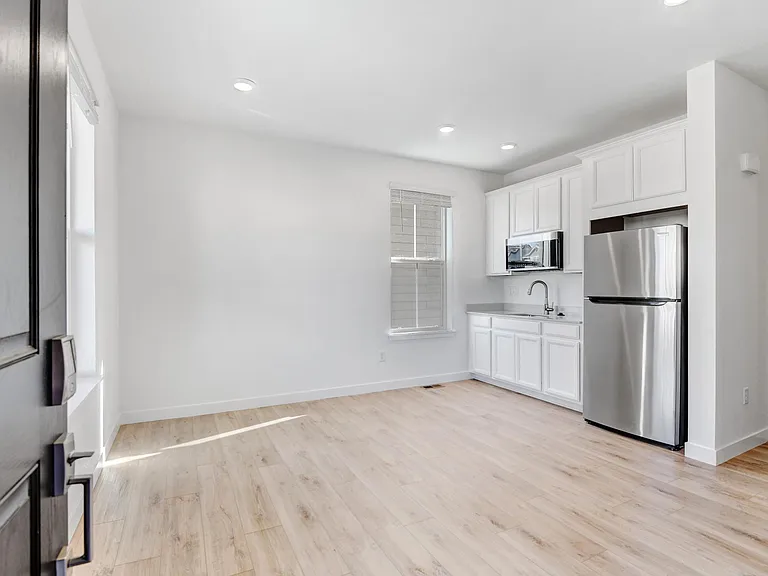 12915 Bay St — Photo 6