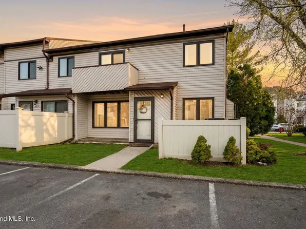 82 Wolkoff Ln #A, Staten Island, NY 10303