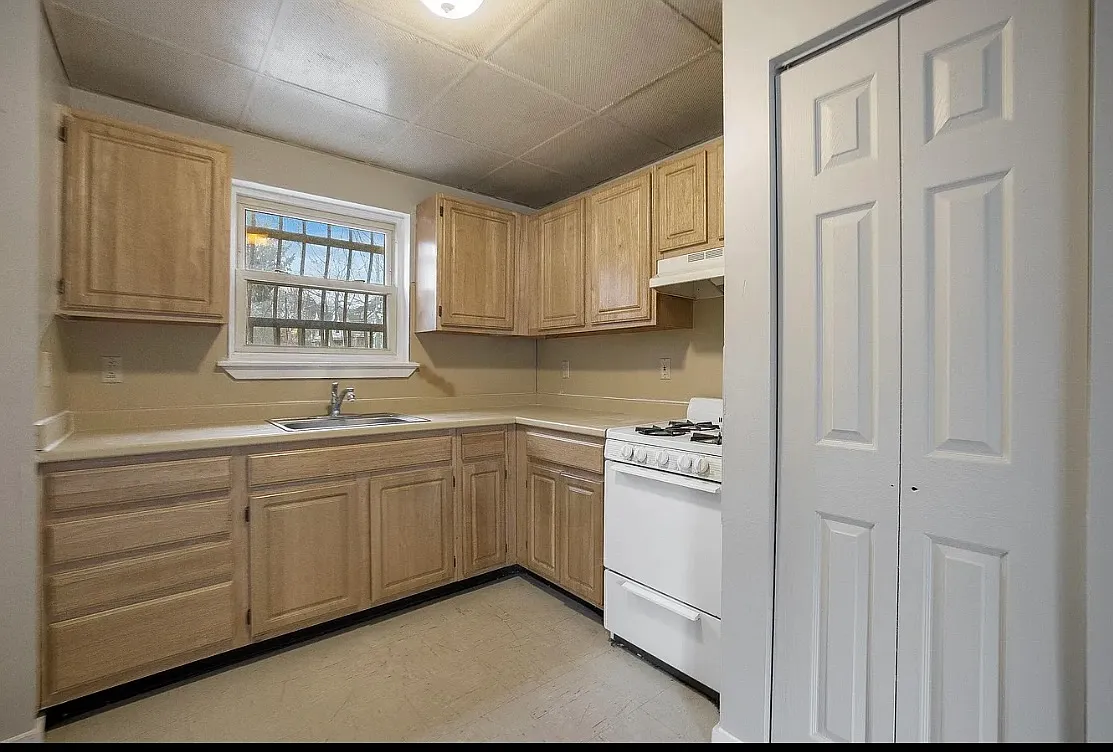3 bed, 1.5 bath, 1320 sqft, $2,000 — Photo 3