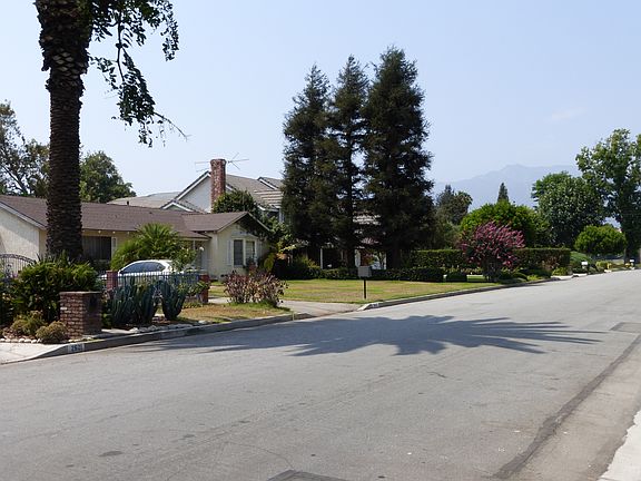 Nice tree lined culdesac street
