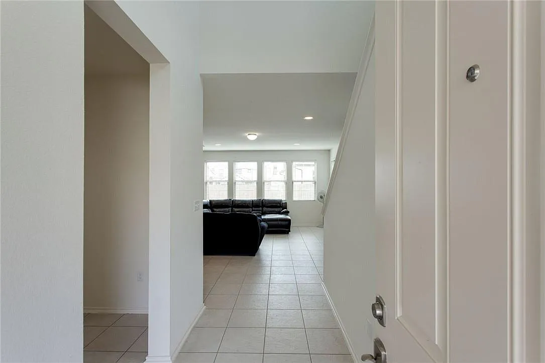 4 bed, 2.5 bath, 2002 sqft, $2,295 — Photo 3