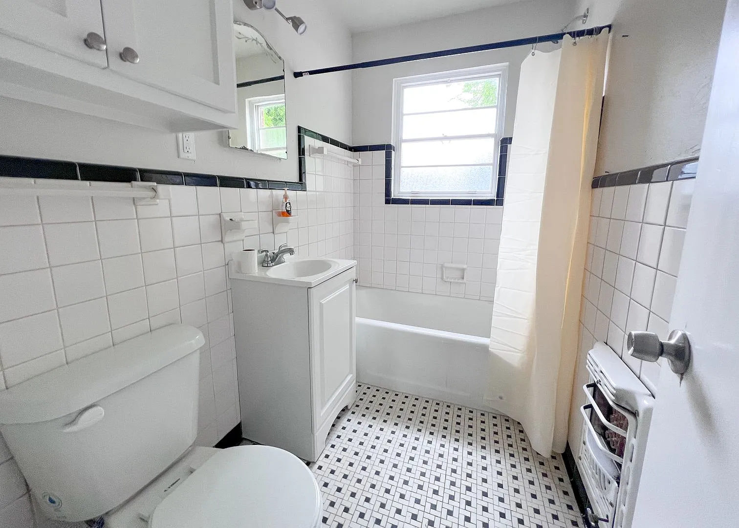 1 Bed Near OU Medical/ The Capitol! — Photo 1