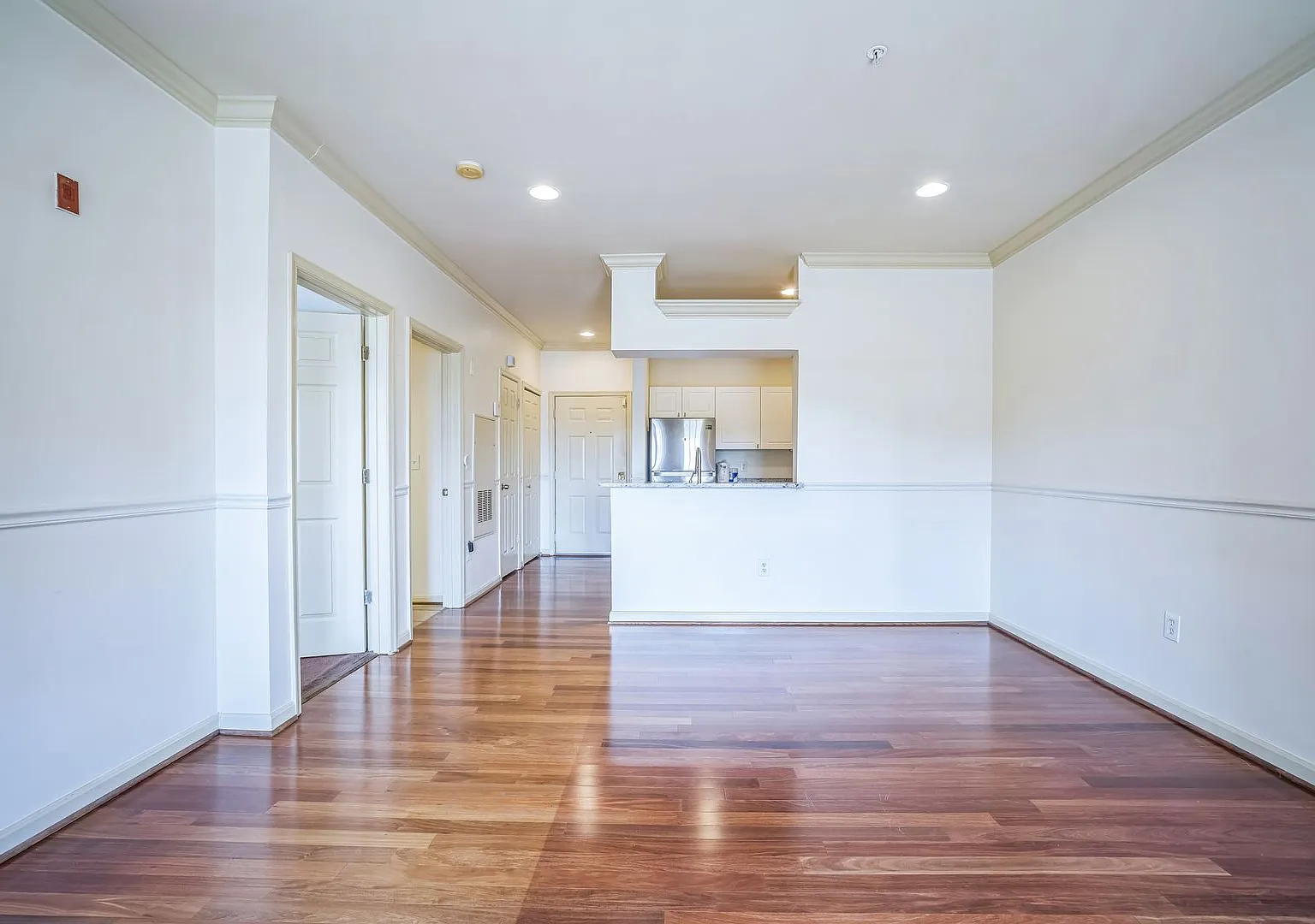Bright & Spacious Condo in Prime Alexandria Location 4551 Strutfield Ln #4307 — Photo 3