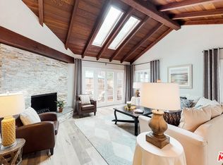 15480 Del Gado Dr, Sherman Oaks, CA 91403