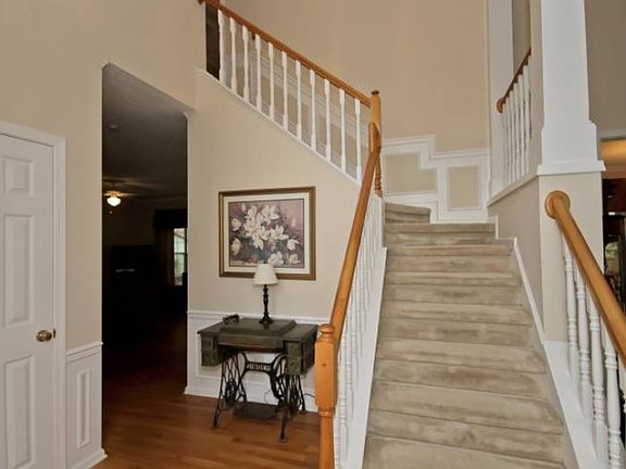 3rd image of 102 Creek Side Dr