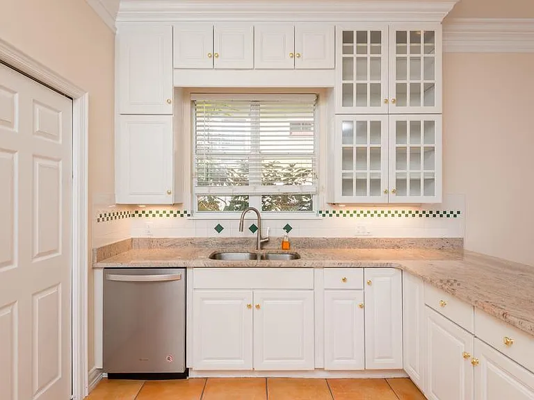 1607 Deleon St — Photo 15
