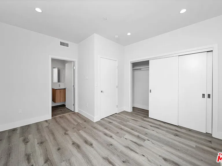 11524 Emelita St — Photo 11