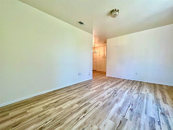 4th image of 5004 Chapman St