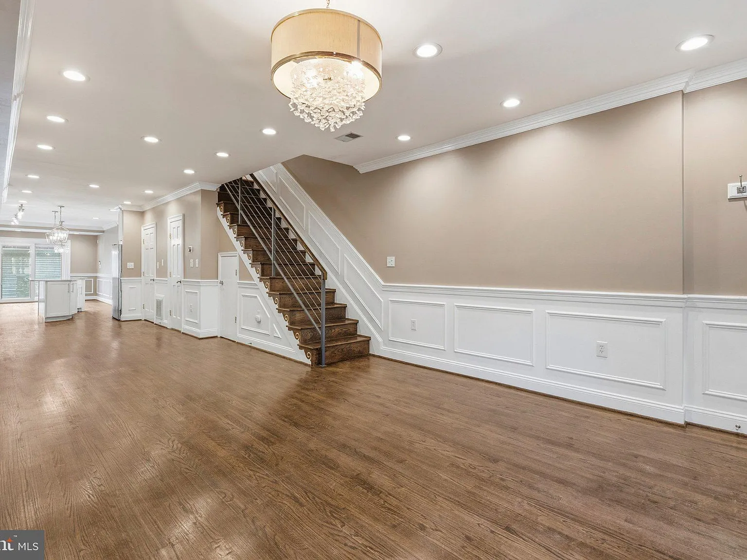5 bed, 4.5 bath, 2685 sqft, $6,300 — Photo 3
