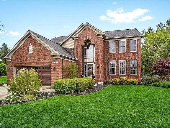 3rd image of 445 Butterfield Cir