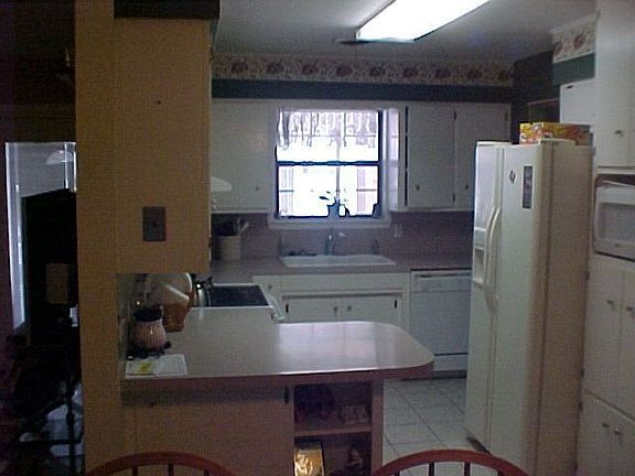 2nd image of 910 Mimosa St