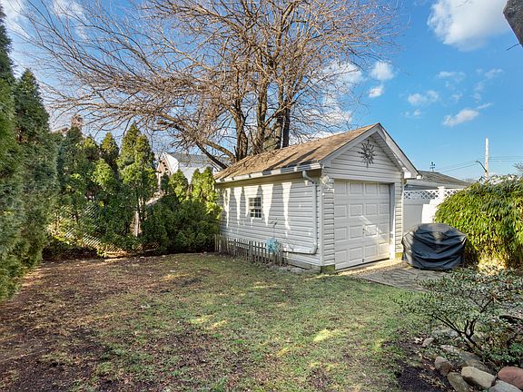 4th image of 104 Lawrence Ave
