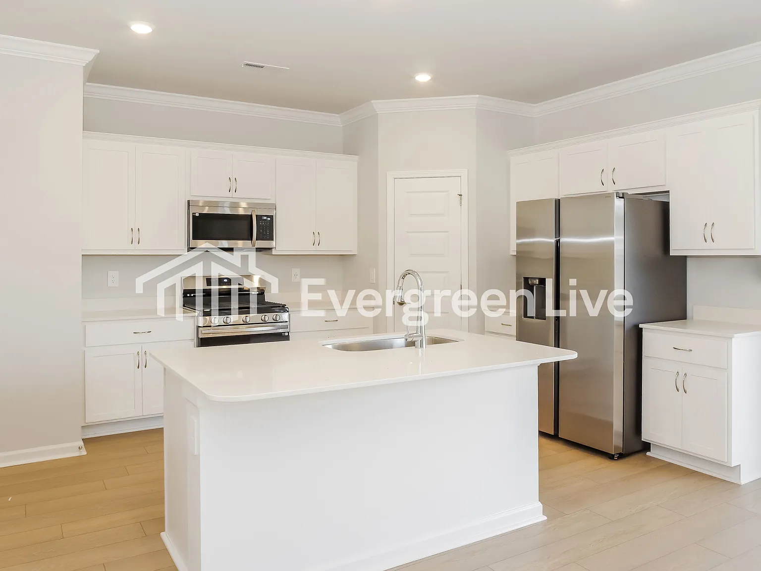 5 bed, 2.5 bath, 2360 sqft, $2,190 — Photo 4