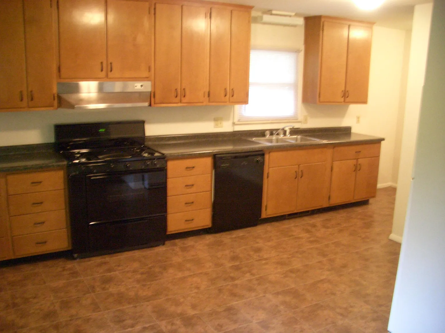 3 bed, 1344 sqft, $2,400 — Photo 2