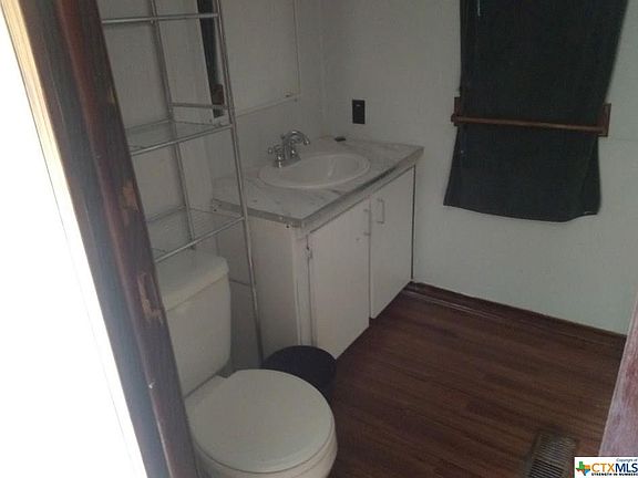 5th image of 204 W Cedar St