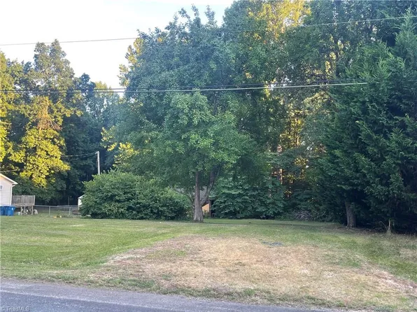 612 Sebastian Ln, Pleasant Garden, NC 27313