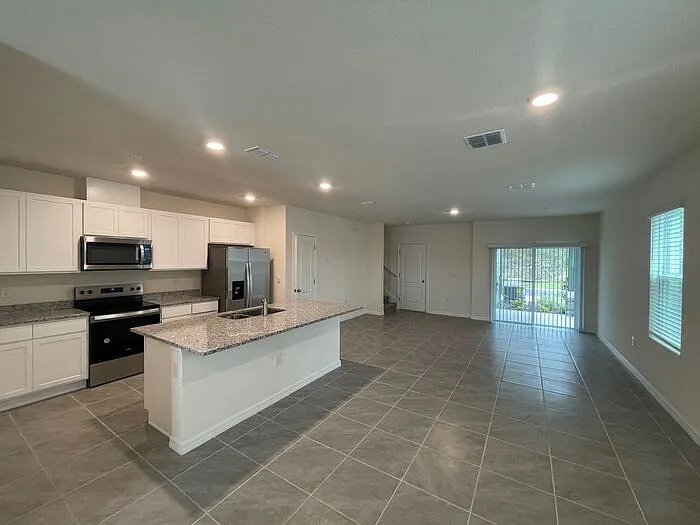 3 bed, 2.5 bath, 1816 sqft, $2,099 — Photo 2