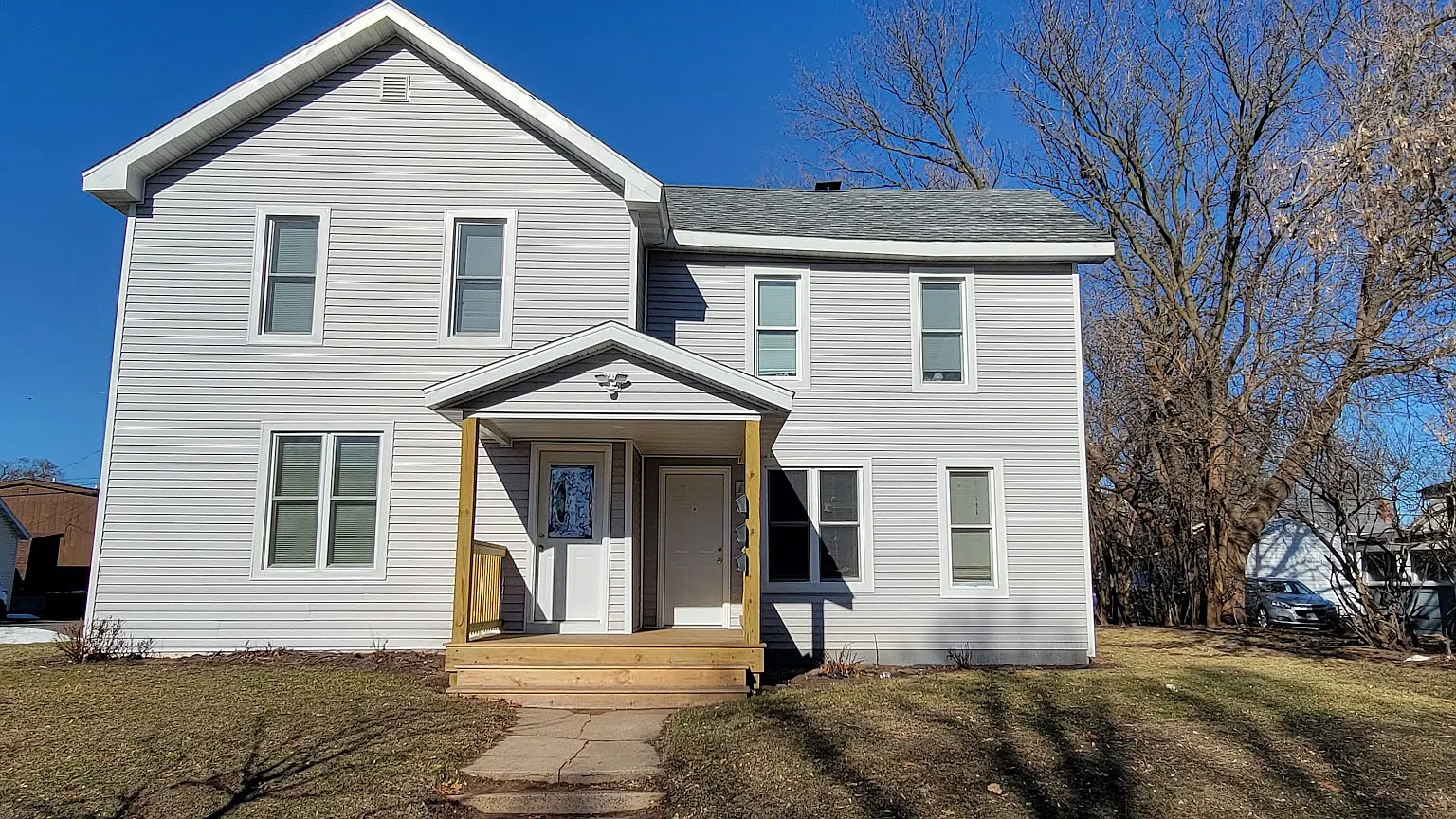 2 bed, $910 — Photo 1