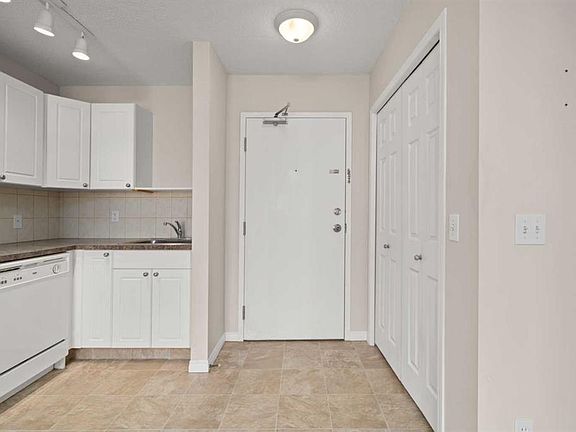 4th image of 1010 E Railway St #208