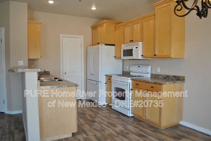 3 bed, 2.5 bath, 1443 sqft, $1,650 — Photo 2