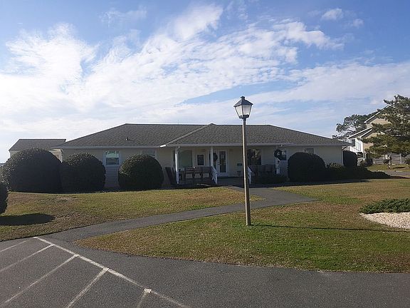 Clubhouse an pool