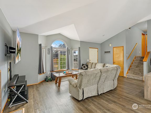 3rd image of 3821 52nd Avenue NE