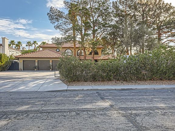 4th image of 2836 S Tioga Way