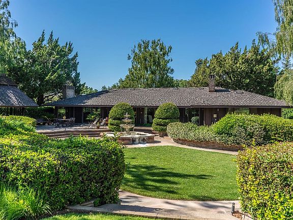 4th image of 27060 Country Club Cir