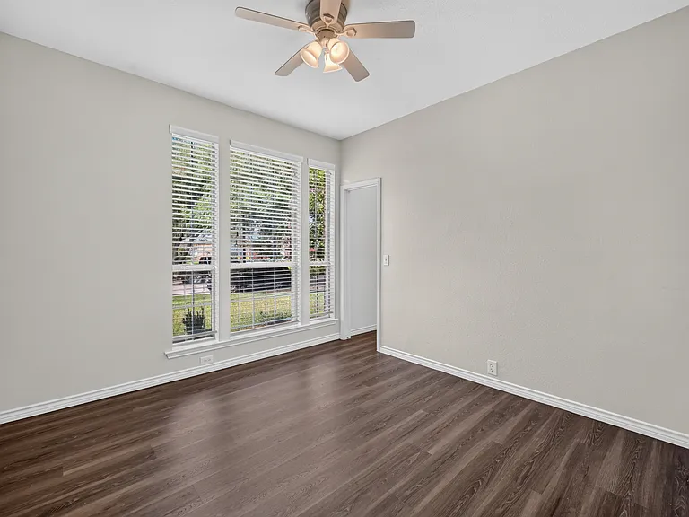 423 Halifax Dr — Photo 5