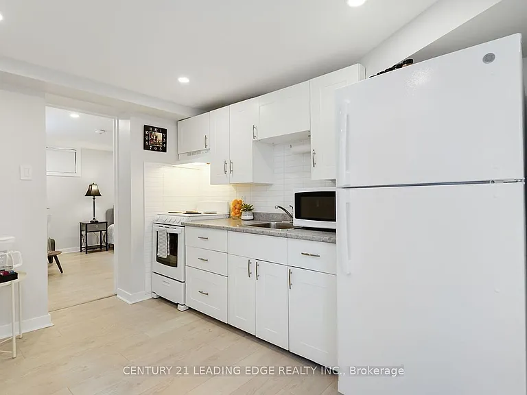 128 Admiral Rd #BASEMENT — Photo 9