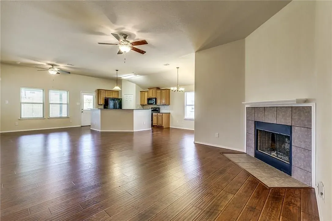 4 bed, 1899 sqft, $2,000 — Photo 4