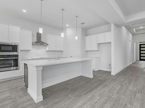 4th image of 305 Highlands Boulevard