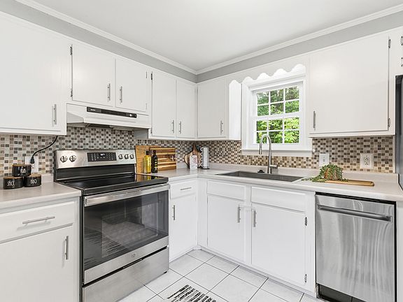 3rd image of 147 Pinecrest Road