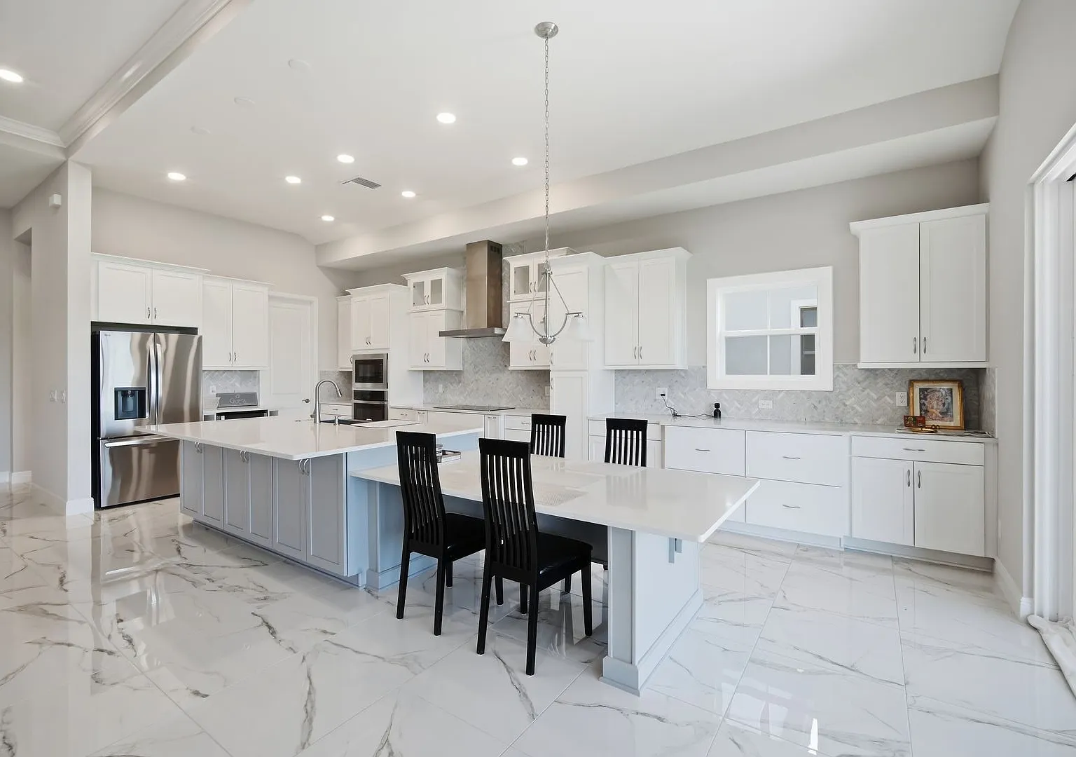 3 Bedrooms | 3.5 Bathrooms Brand-Newer Luxury Home In Mirada Resort-Style Living — Photo 4