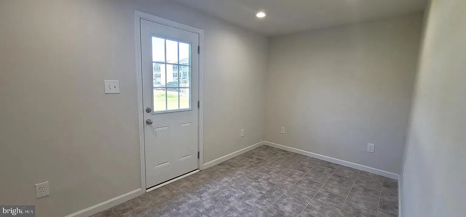4 bed, 2.5 bath, 3200 sqft, $1,799 — Photo 3