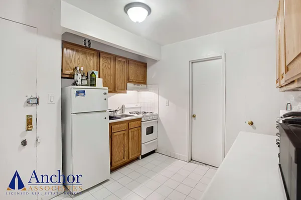 Rented by Anchor Associates | media 15