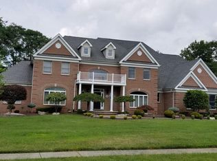 16 Saxon Ct, Freehold, NJ 07728