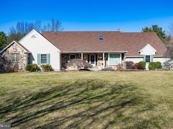 8 N Hockey Dr, Columbus, NJ 08022