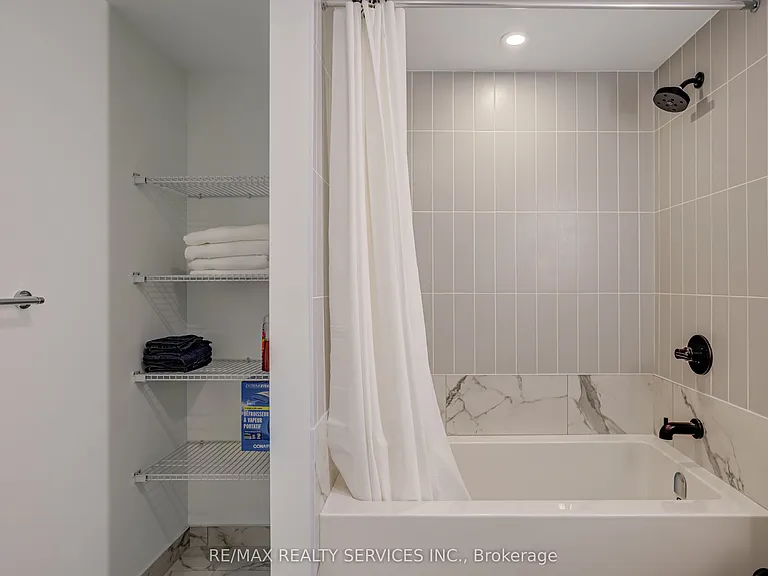 327 King St W #4106 — Photo 33
