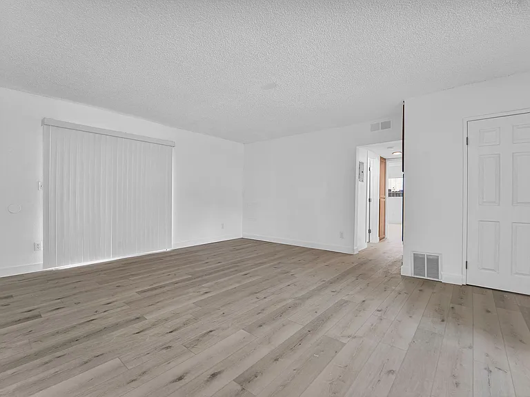 4320 Mammoth Ave #101 — Photo 25