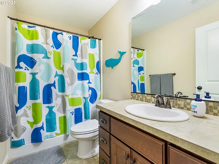 upstair_full_bath