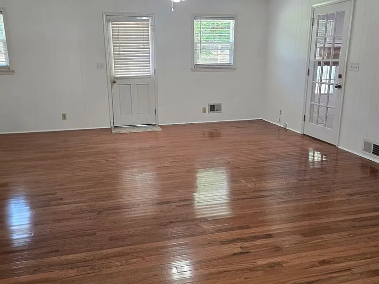 1503 Anthony Dr — Photo 2