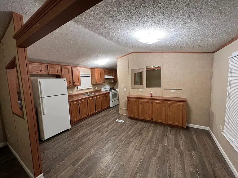 21561 Leonard St #21569 — Photo 4