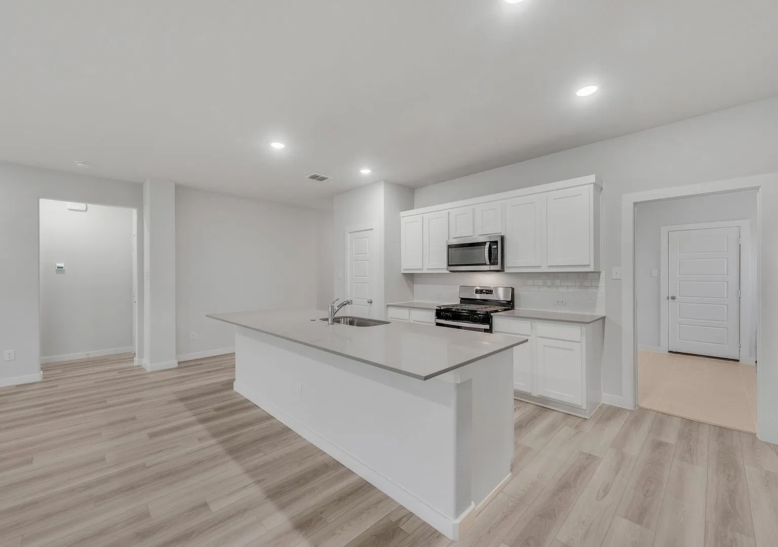 Beautiful 3-Bedroom Modern Home in Whitewing Trails Appliances Included — Photo 4